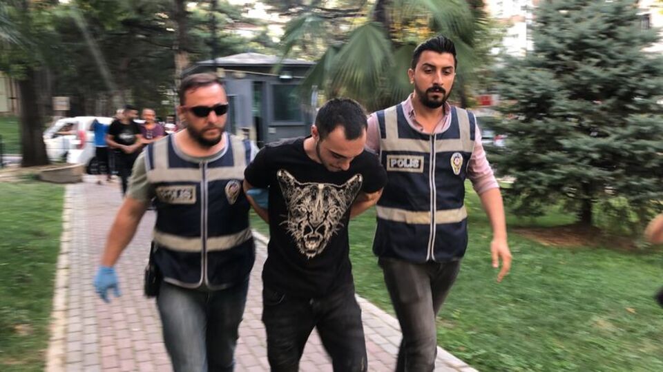 Çekirdek yiyen arkadaşını vurdu; saklandığı evden cephanelik çıktı