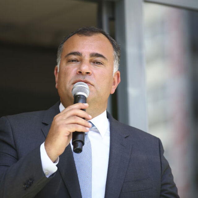 Tatilli afiş manidar bulundu