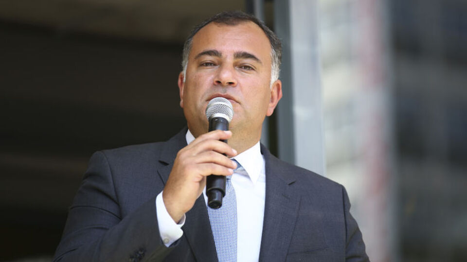 Tatilli afiş manidar bulundu