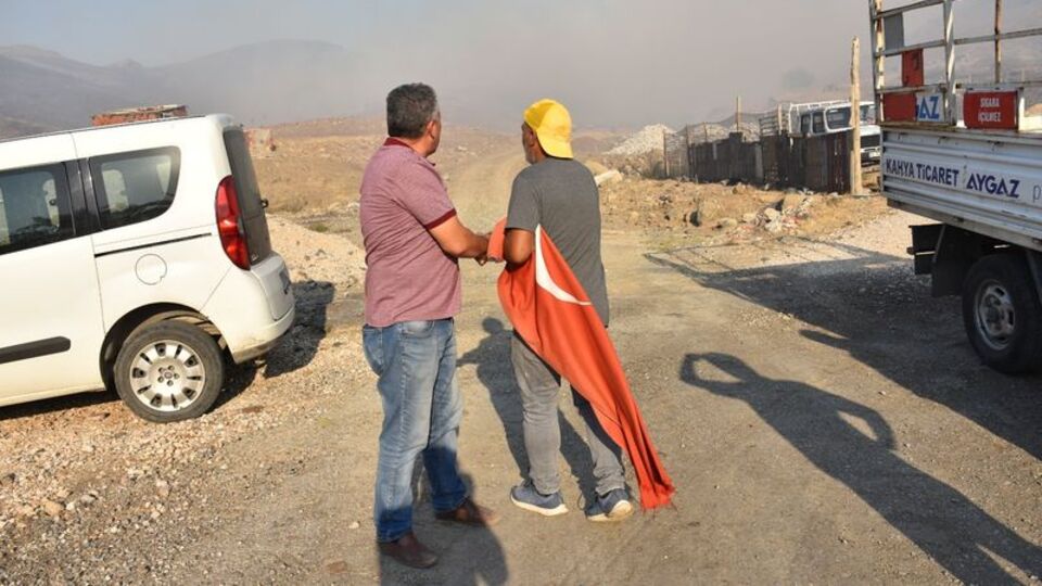 Yangına aldırmayıp bayrağa koştu!