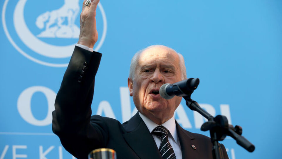 "Kırık sandalyeli şahıs ne yapmak istiyor"