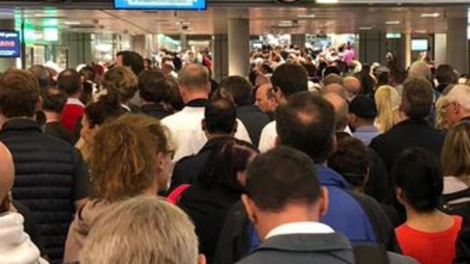 Hamburg Havalimanı'nda panik anları! Boşaltıldı