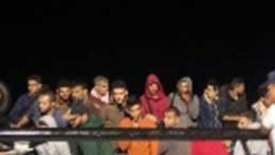 İzmir'de 142 kaçak göçmen yakalandı