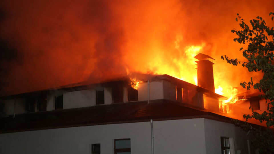 Kastamonu'da ahşap konak alevlere teslim oldu