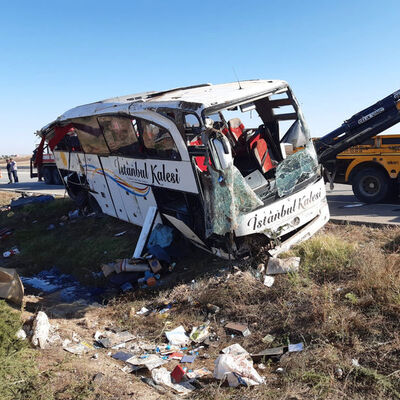Yolcu otobüsü devrildi: Ölü ve yaralılar var