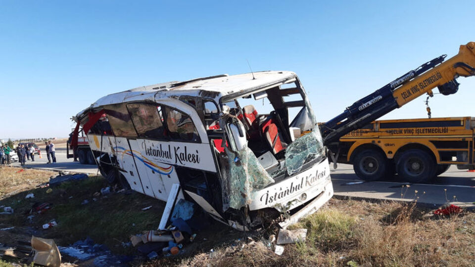 Yolcu otobüsü devrildi: Ölü ve yaralılar var