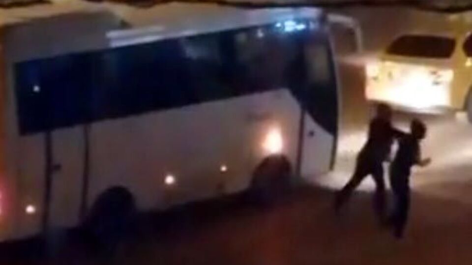 Kadını sokak ortasında dövdü!