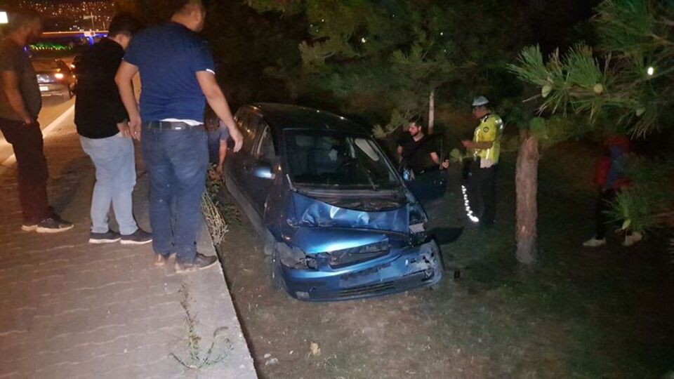 Takla atan otomobil ağaçlara takıldı