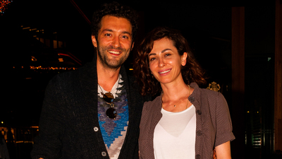 Sevgilisiyle yemekte