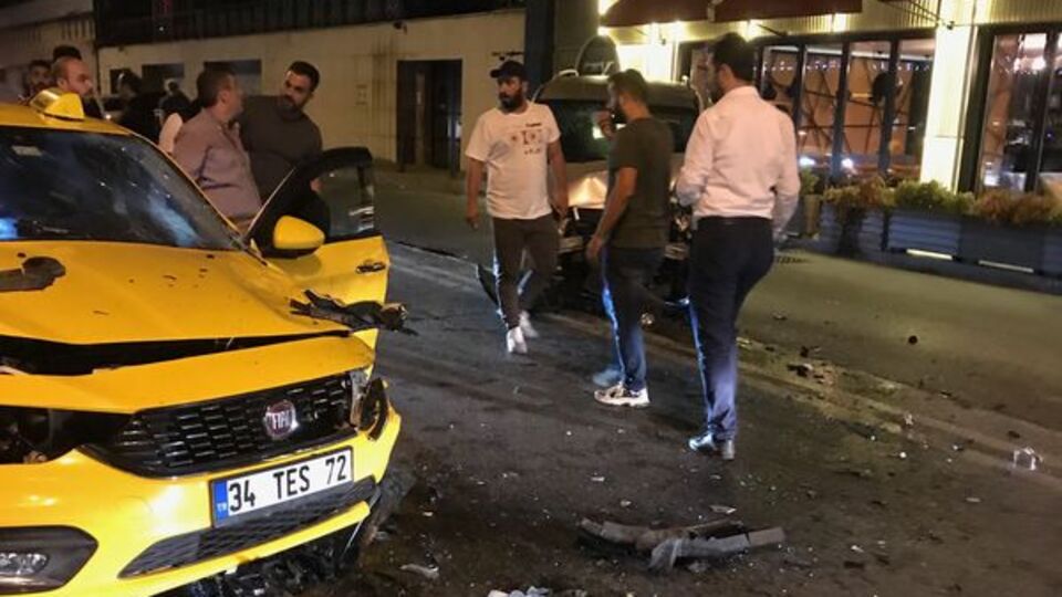 Emirgan'da feci kaza! Kadın yolcu korkudan bankta oturan adama sarıldı