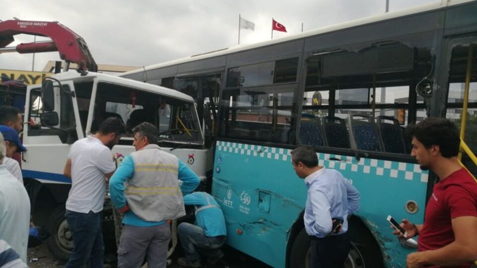 Ümraniye'de kamyon halk otobüsüne çarptı! 9 yaralı