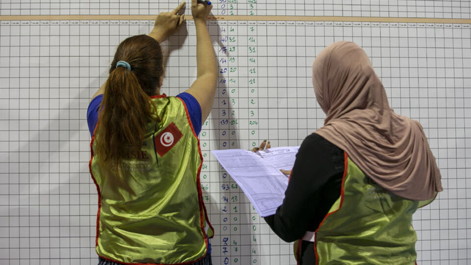 Tunus'ta cumhurbaşkanı seçimlerinde 4 aday önde