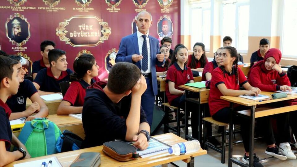 Bir ilk! Bu lisede artık onlar ders veriyor