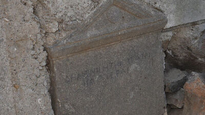 Bahçe duvarından tarihi mezar taşı çıktı