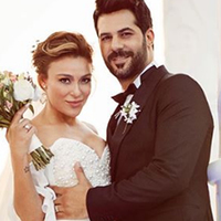 Ünlü şarkıcı evlendi