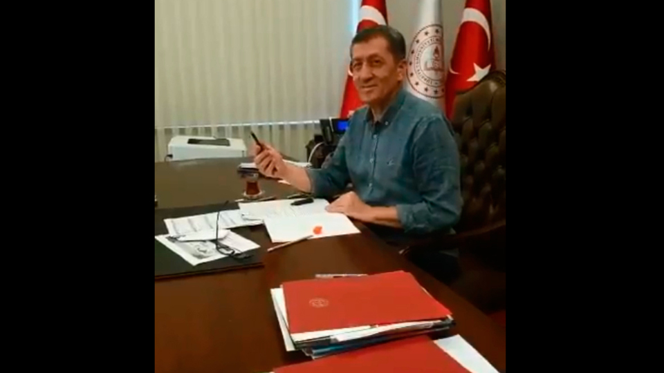 Bakan Selçuk'un 'cebinde' teneffüs zili!