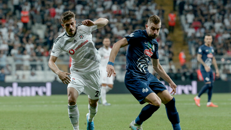 Dorukhan görüşme masasında