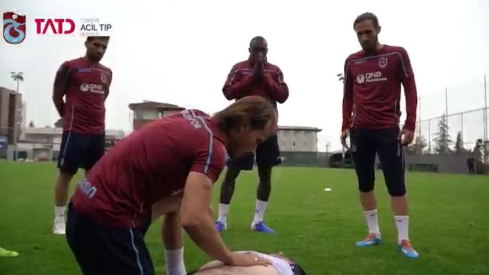 Milli futbolcu hayat kurtarmayı gösterdi