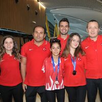 Paralimpik milli yüzücüler yurda döndü