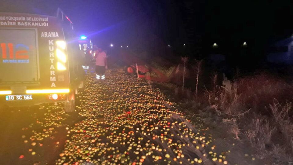 Balıkesir'de domates yüklü traktör TIR'la çarpıştı!