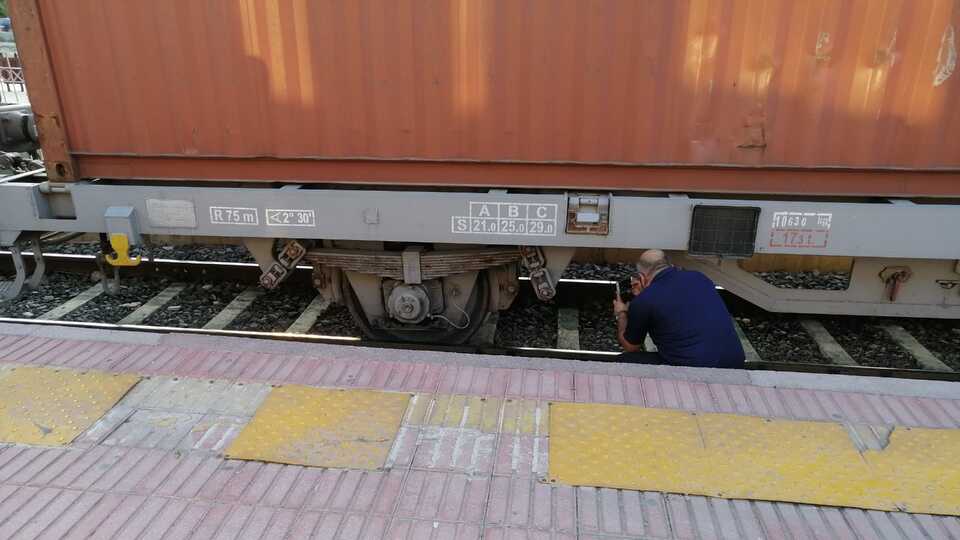 Tarsus'ta tren raydan çıktı