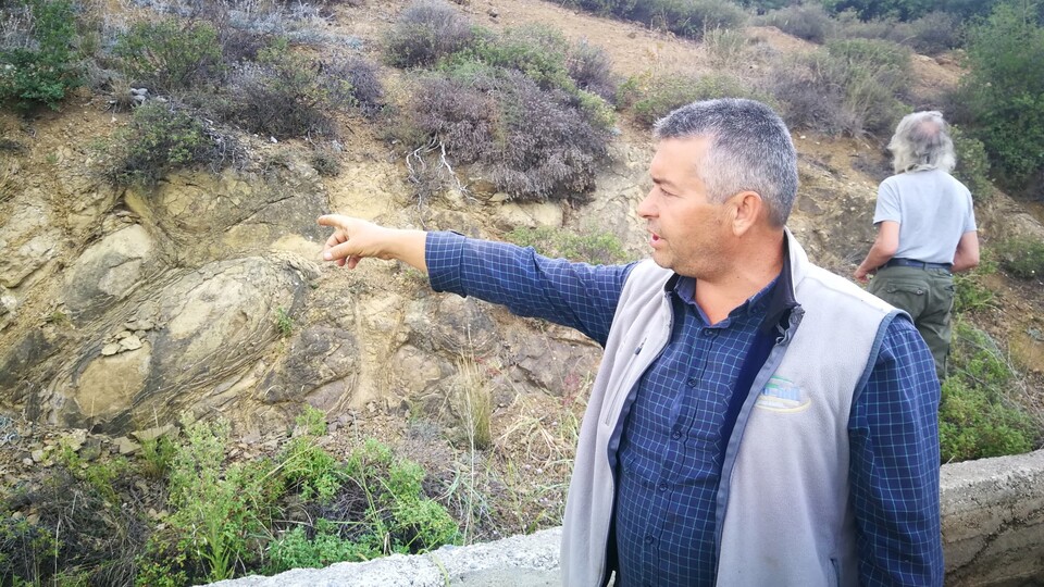 Arazisindeki kayalıklarda keşfetti!