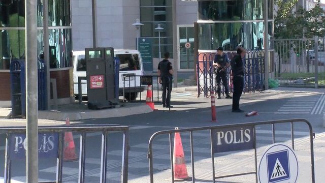 Adliyede güvenlik görevlisi kendisini vurdu