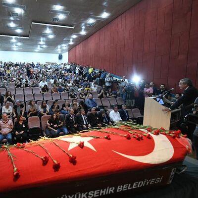 Üniversiteyi yıkan olay! Konferans salonunda gözyaşları sel oldu