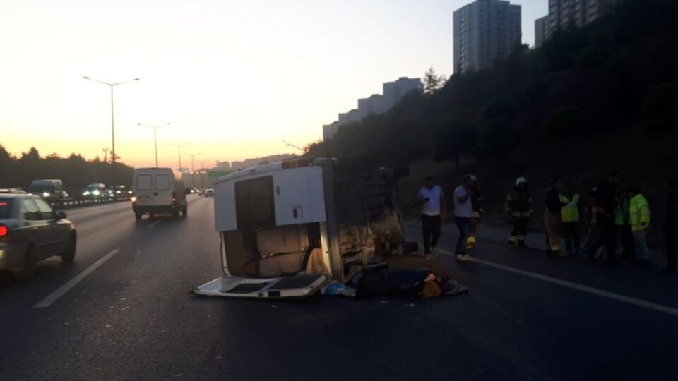 TEM'de faciadan dönüldü! Servis minibüsü...