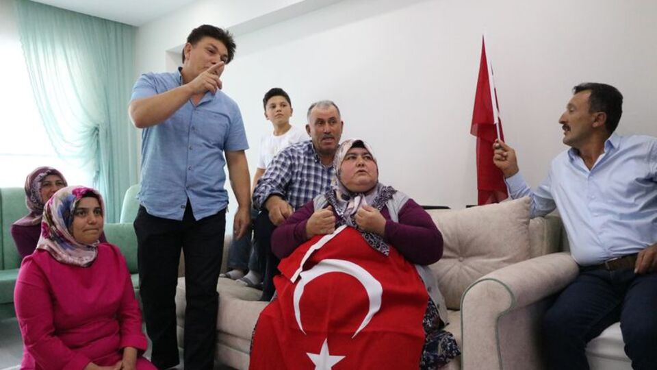 Kayaalp ailesinin şampiyonluk sevinci