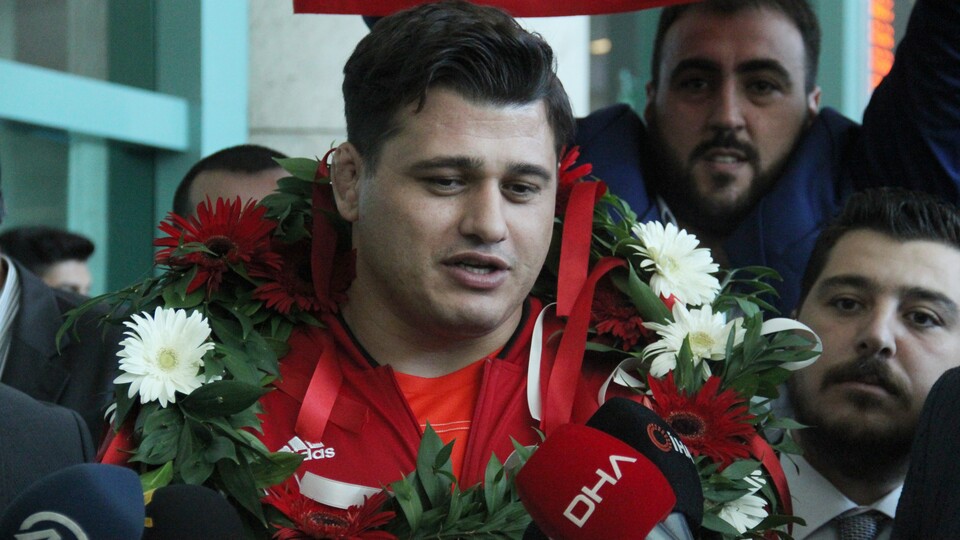 Rıza Kayaalp'e coşkulu karşılama