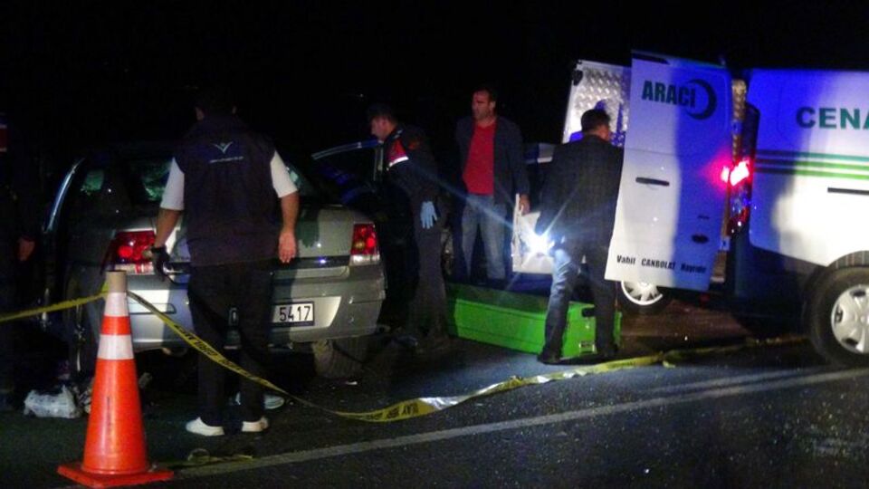 İki otomobil kafa kafaya çarpıştı