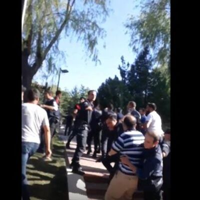 Eski eşini çocuğunun önünde bıçakladı