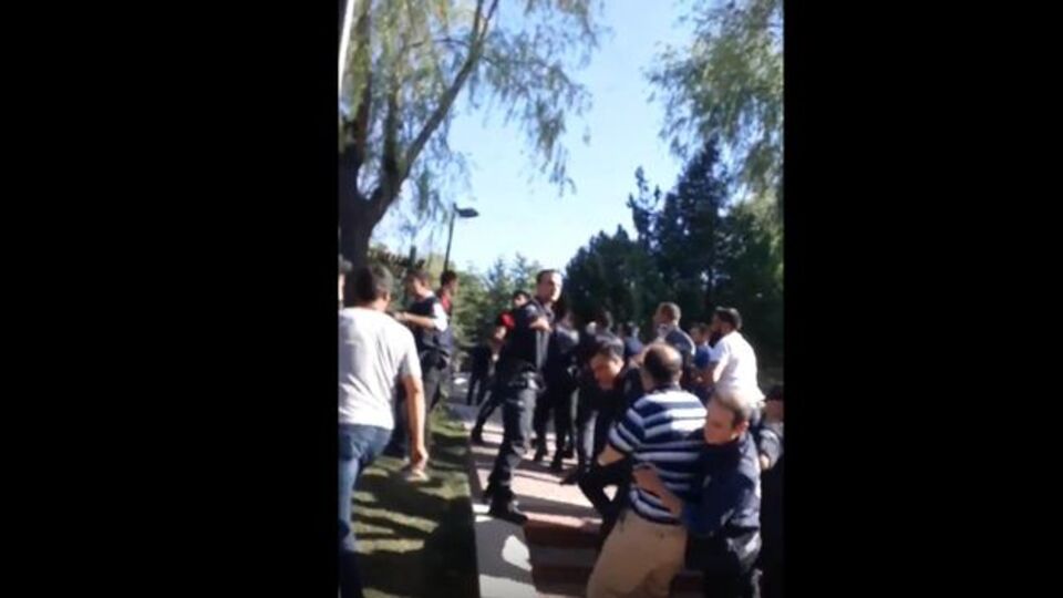 Eski eşini çocuğunun önünde bıçakladı