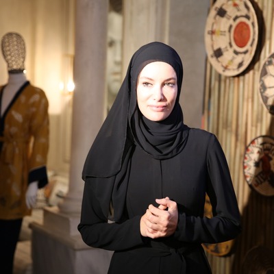 Gamze Özçelik yeni koleksiyonla döndü