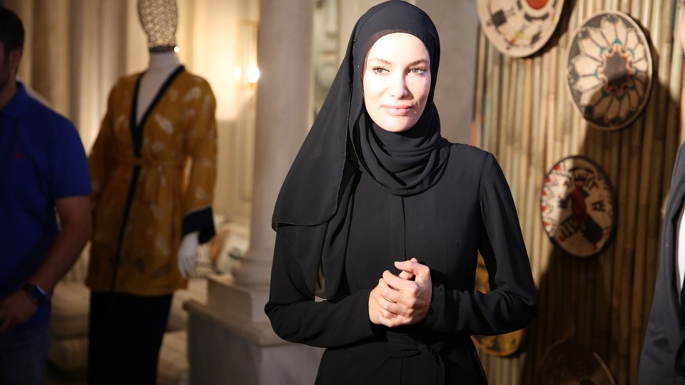 Gamze Özçelik yeni koleksiyonla döndü