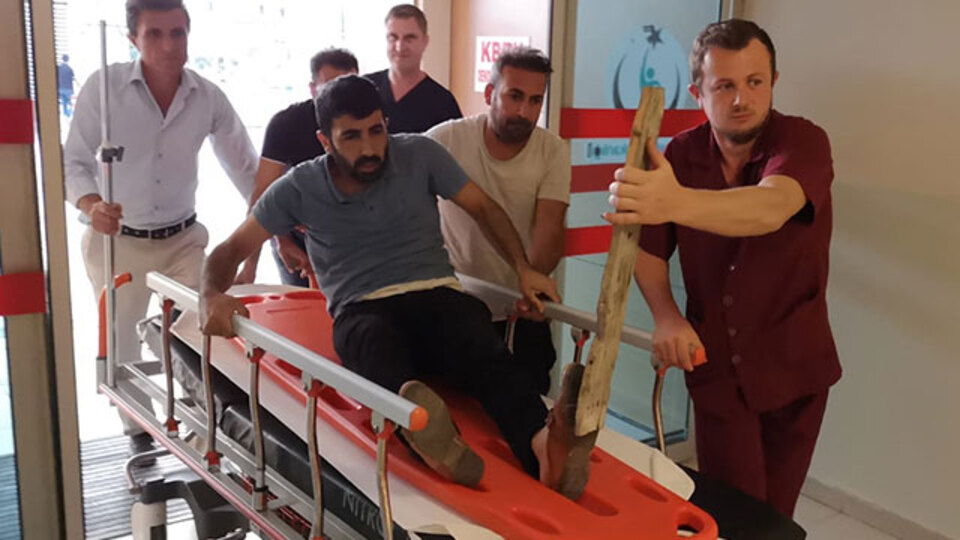 Ayağında çivili tahta ile hastaneye kaldırıldı