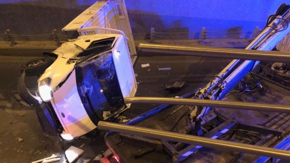 Bariyerlere çarpan kamyonet alt geçide düştü