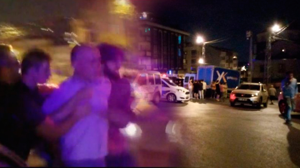 İstanbul'un göbeği! Eşi ve oğluna ateş açtı!