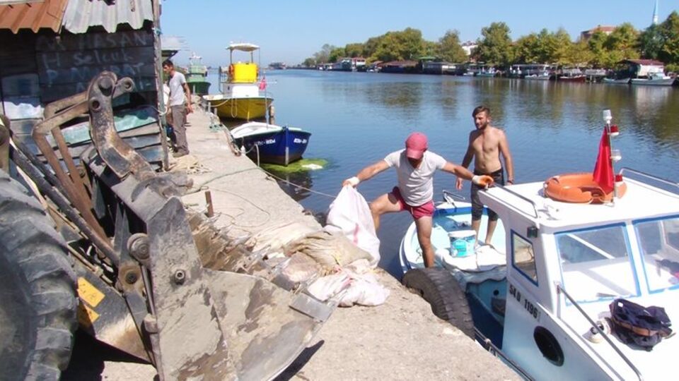 İlçe halkı şokta! Çuval çuval sudan topladılar