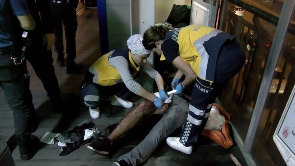 Bu da oldu! Metrobüste yer kapma kavgasında kan aktı!