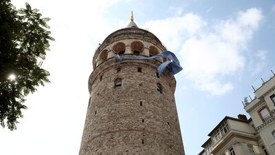 Galata Kulesi'ne mavi kravat