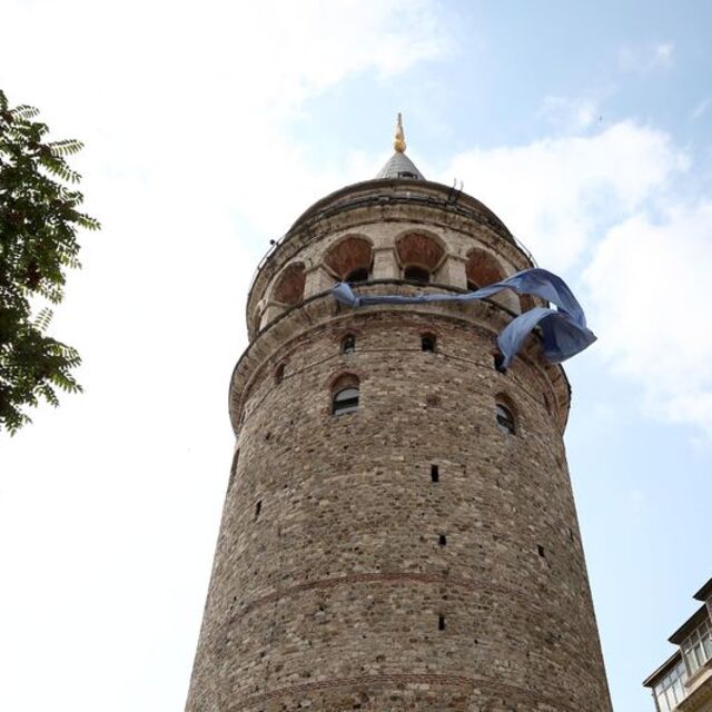 Galata Kulesi'ne mavi kravat