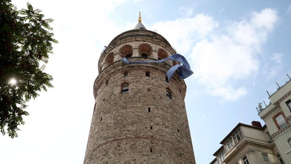 Galata Kulesi'ne mavi kravat