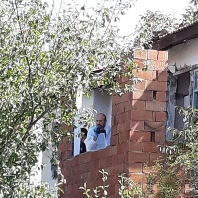 Çocuğunun gözü önünde karısını bıçakladı