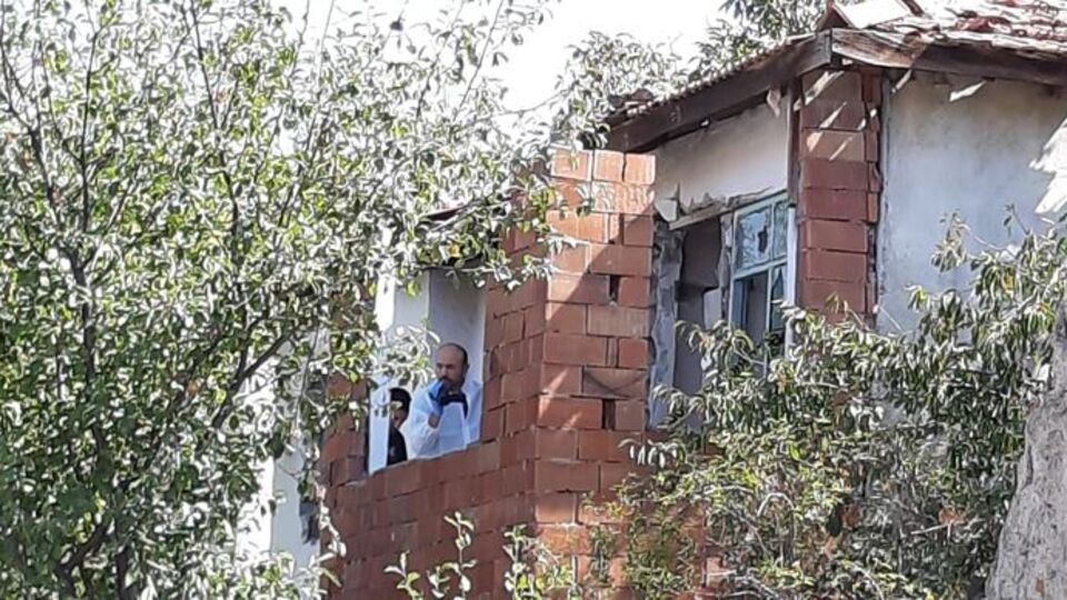 Çocuğunun gözü önünde karısını bıçakladı