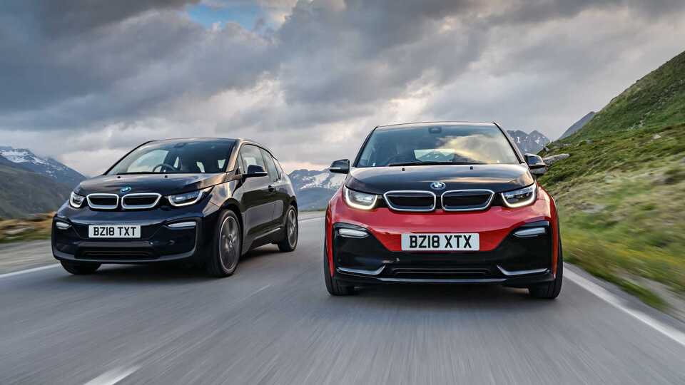 Elektrikli modelinin fişini çekiyor