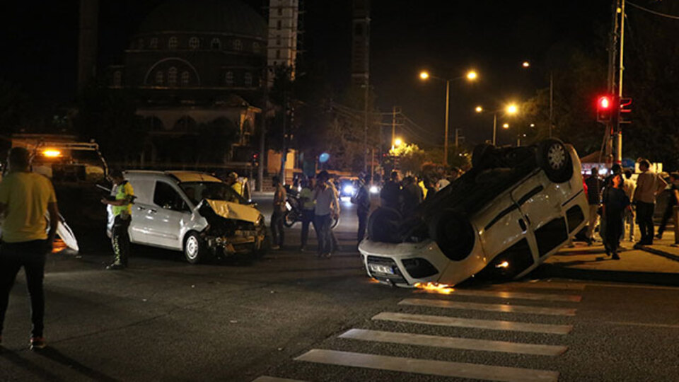 Korkunç kaza: 3'ü polis 5 yaralı