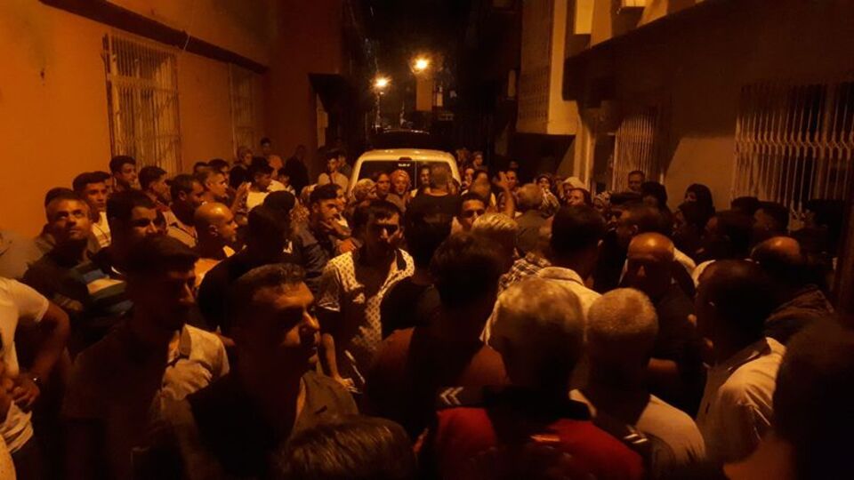 Taciz iddiası mahalleyi karıştırdı, polis biber gazıyla müdahale etti