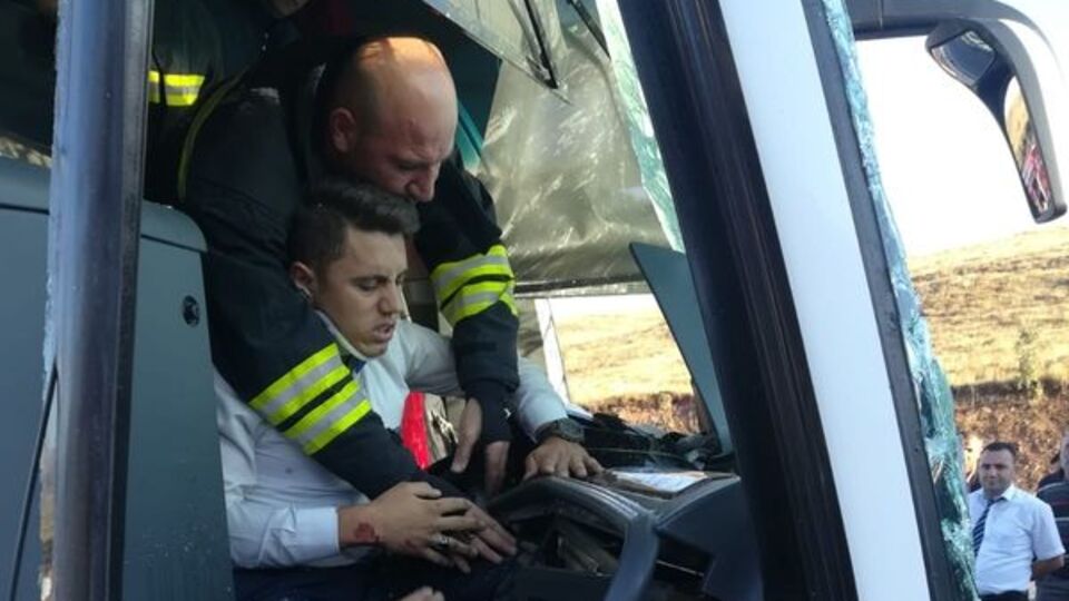 Yolcu otobüsü ile TIR çarpıştı! Yaralılar var